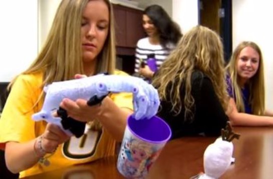 Американские студенты напечатали на принтере красочный протез для 9-летней девочки