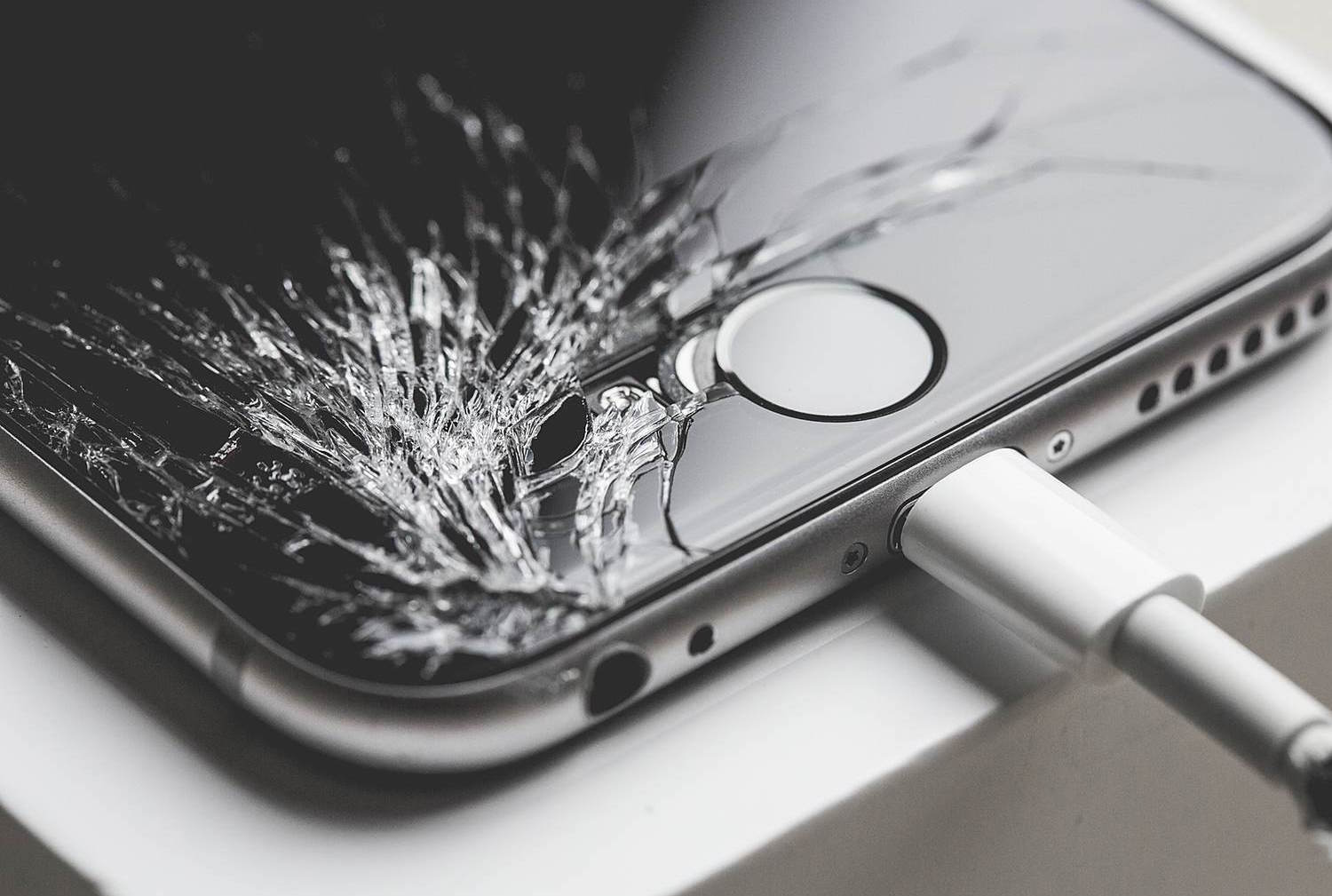 Китайцы разбивают свои iPhone в знак протеста