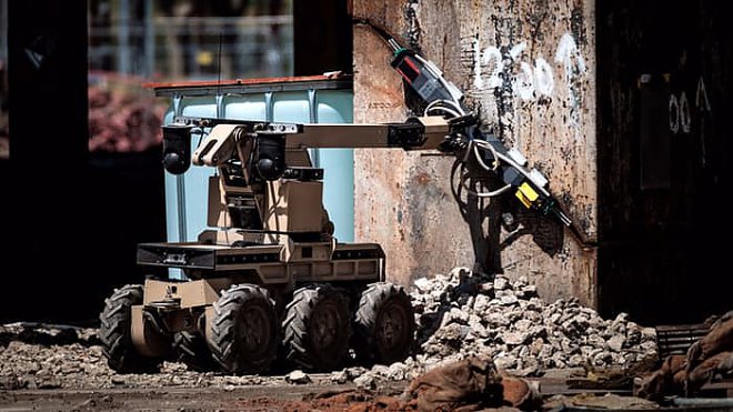 Роботы сносят аварийное здание