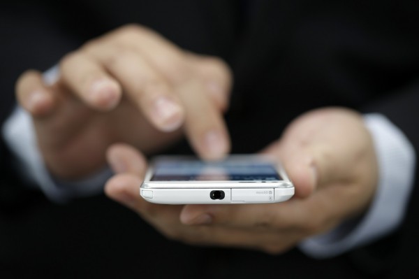 Российским чиновникам порекомендовали отказаться от смартфонов