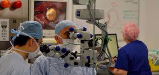 Робот провёл первую в мире операцию на глазу человека